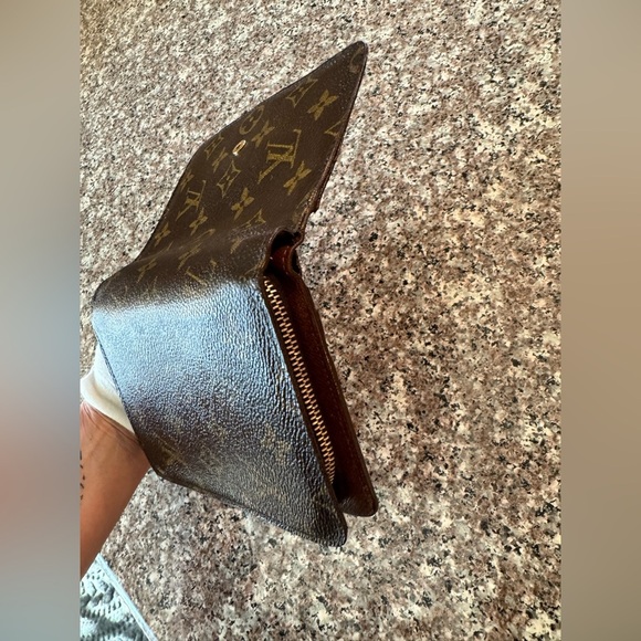 LOUIS VUITTON
Monogram Canvas Porte Papier Zipper Wallet - Picture 8 of 17